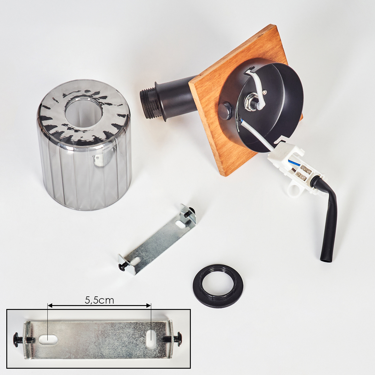 Lampenkomponenten: Metallzylinder, Holzhalterung, Kabel und Halterung.