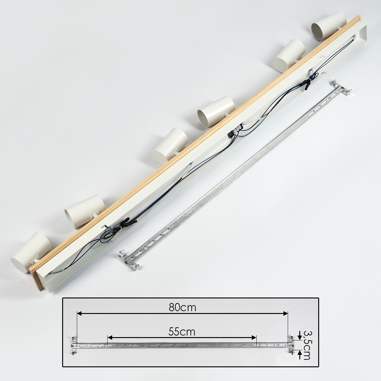 Ein weißer Lampenkörper mit Holzrand und fünf Lampenschirmen. Inklusive Montagezubehör.