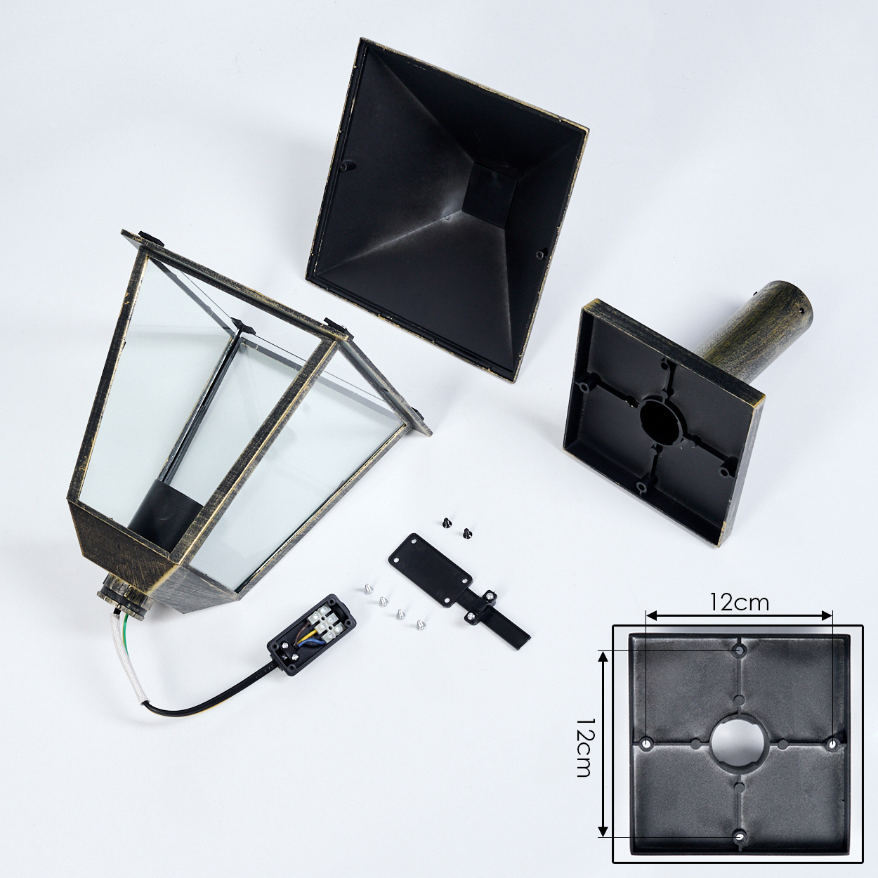 Ein Laternenbausatz mit Glas und Metallteilen, inklusive Schrauben und Maßen.