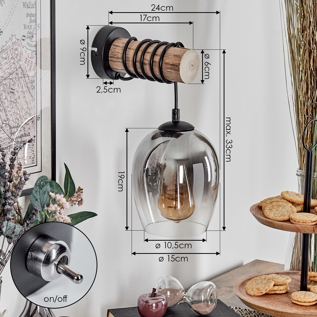 Eine Wandleuchte mit Holz und Metall, Rauchglas-Schirm und Glühbirne.