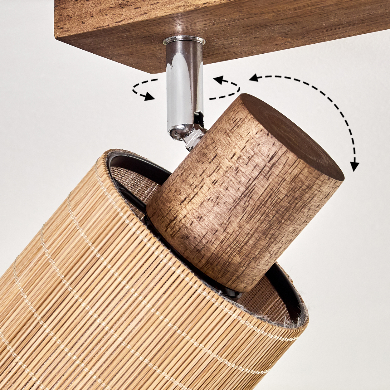 Holzlampe mit verstellbarem Lampenschirm aus Bambus.