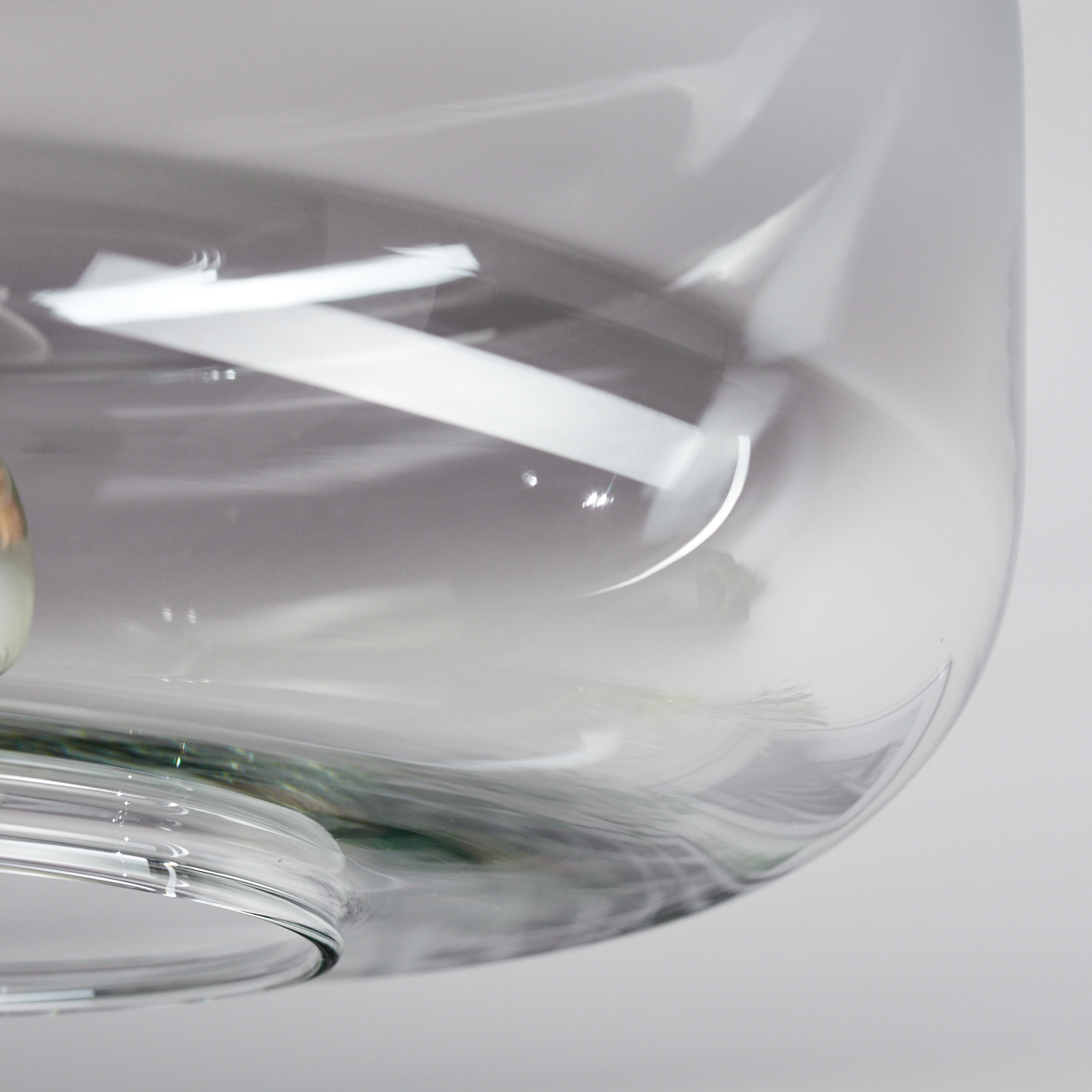 Nahaufnahme eines transparenten Glasbehälters mit reflektierendem Licht.