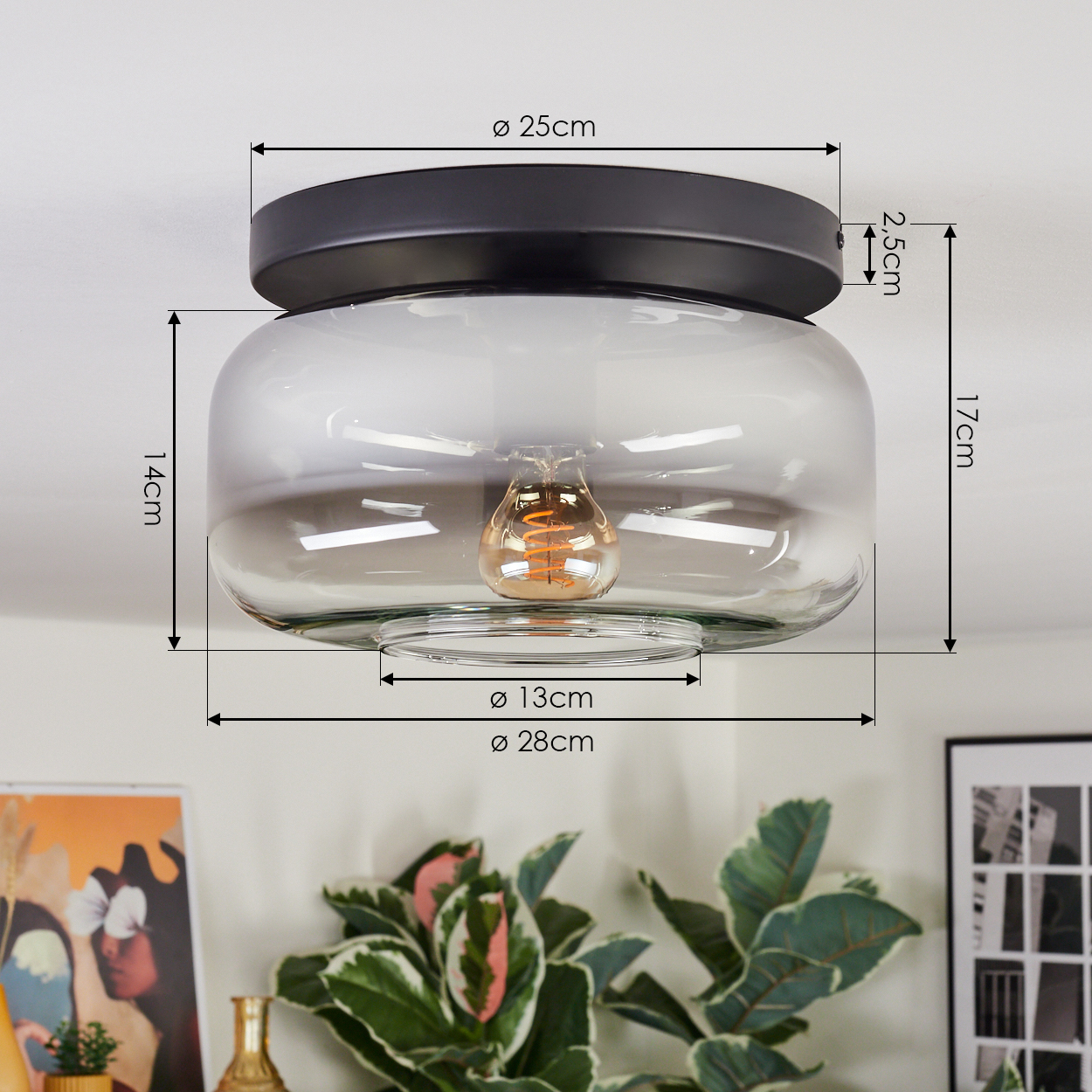 Deckenleuchte mit schwarzem Metallschirm und Glasdiffusor.