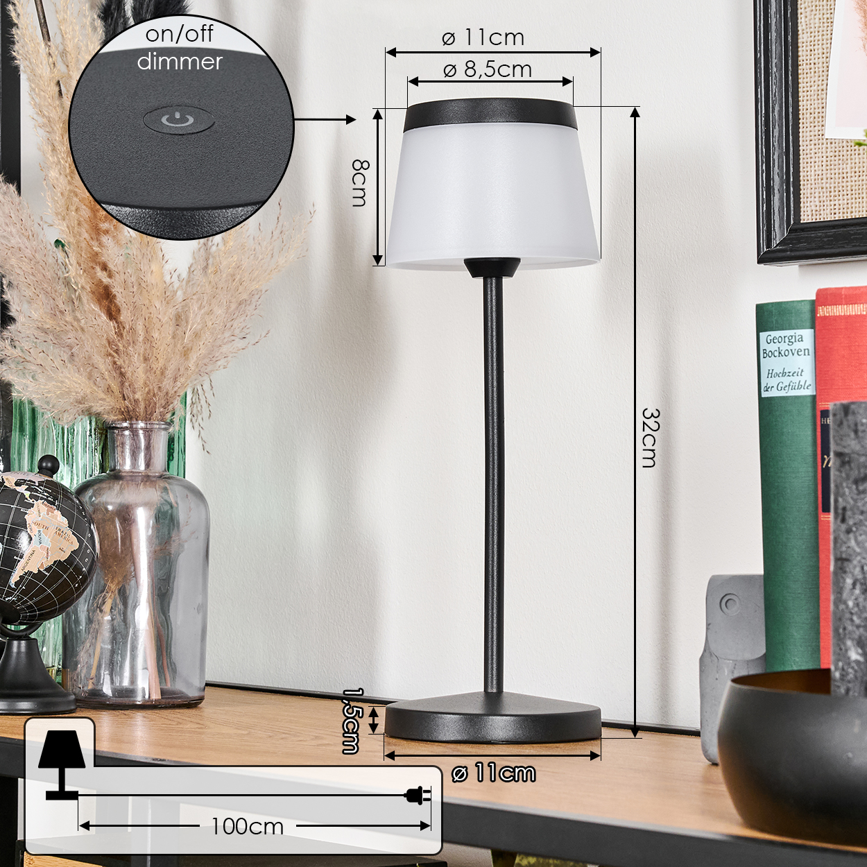 Eine schwarze Tischlampe mit weißem Schirm, Maße sind angegeben.