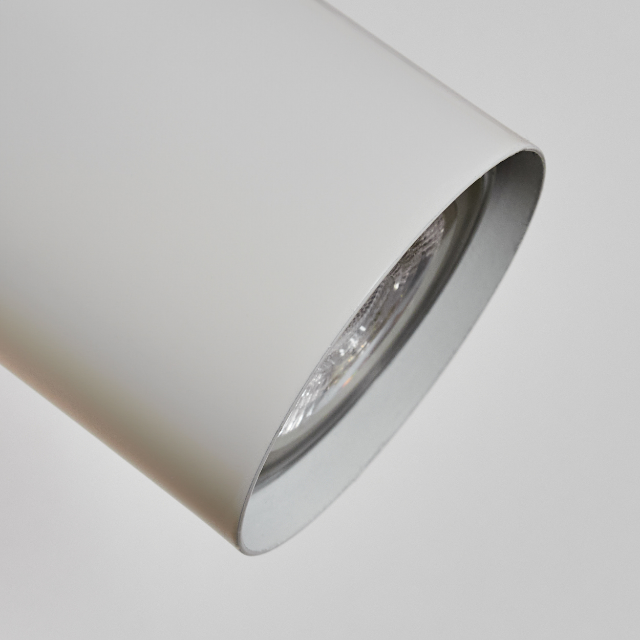 Nahaufnahme einer weißen Lampe mit sichtbaren LED-Leuchten und einem silbernen Rand.