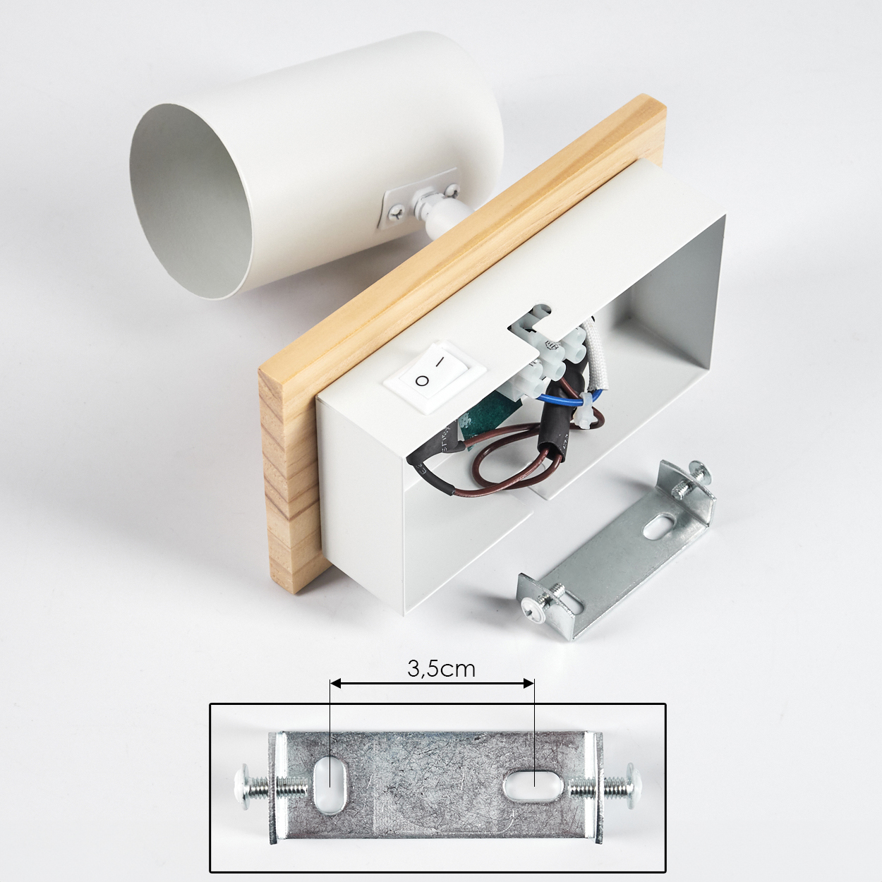 Weiße Lampe mit Holz, Schalter und sichtbarer Verkabelung.