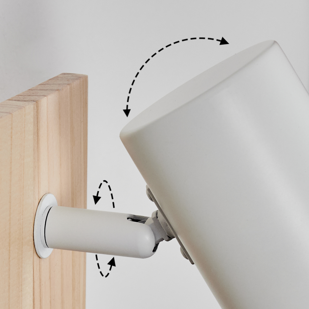 Ein weißer Lampenarm ist an einem Holzbrett befestigt und verstellbar.