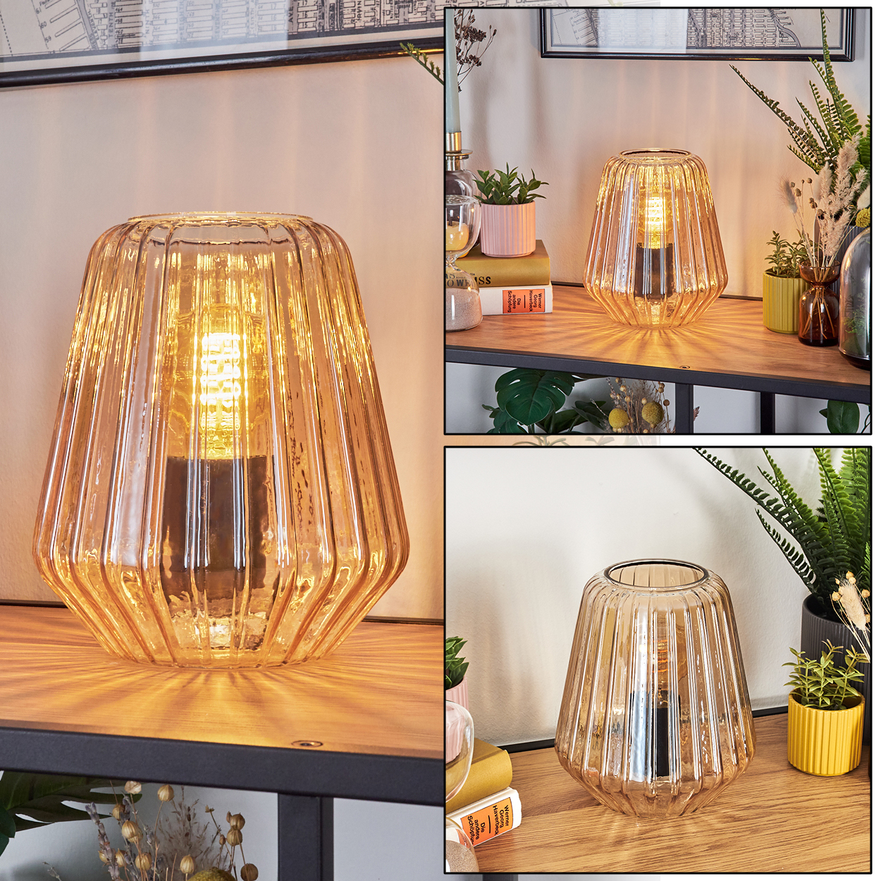 Eine bernsteinfarbene Glaslampe mit vertikalen Rillen auf einem Holzregal.
