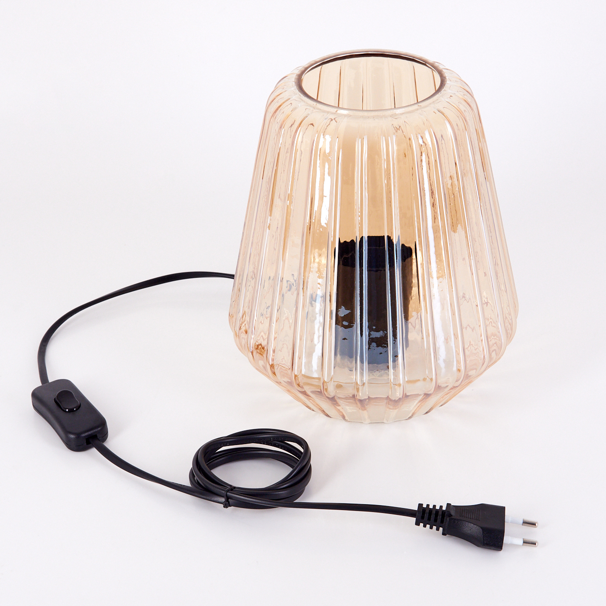Bernsteinfarbene gerippte Glaslampe mit schwarzem Kabel und Stecker.