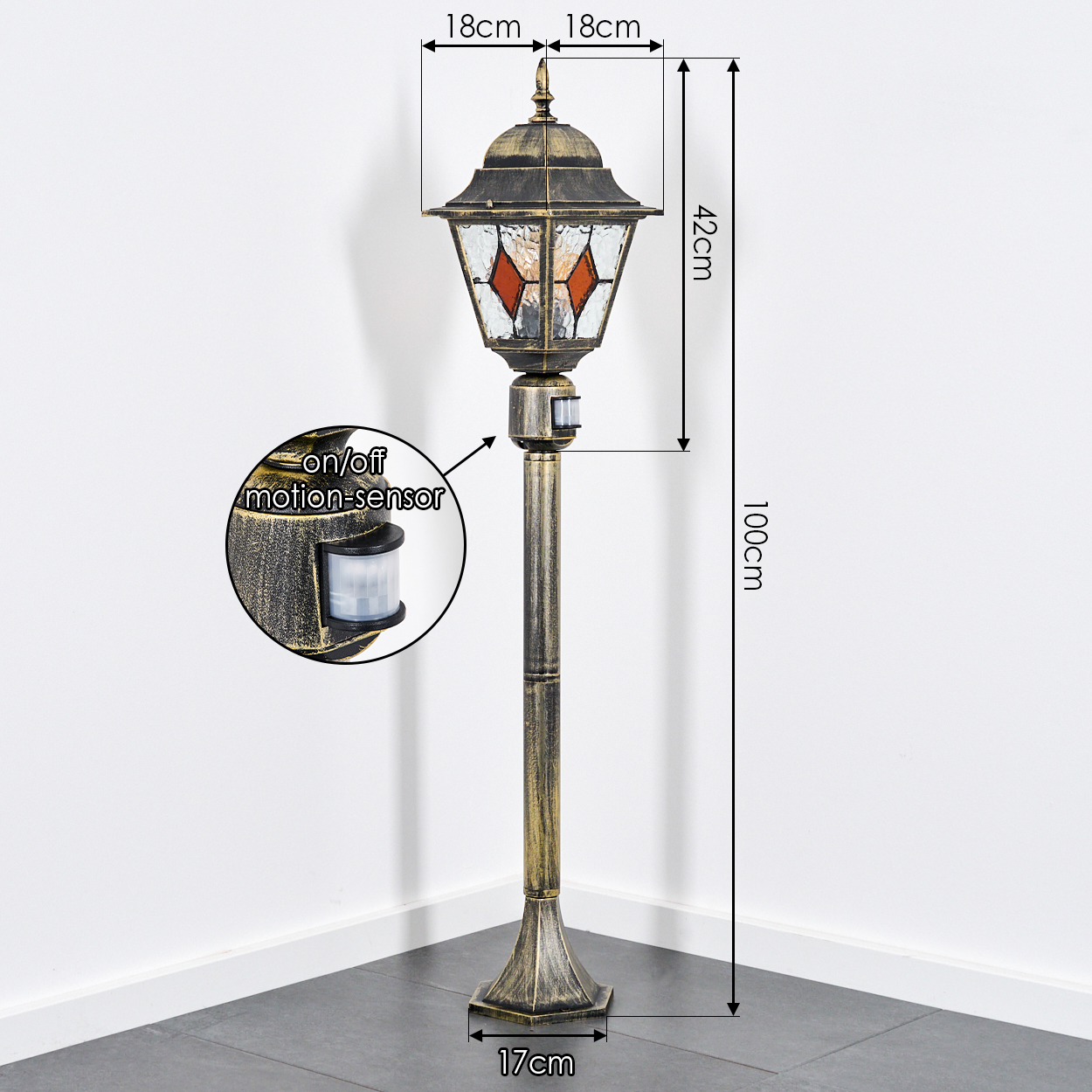 Eine goldene Laterne mit Bewegungssensor, 100 cm hoch.