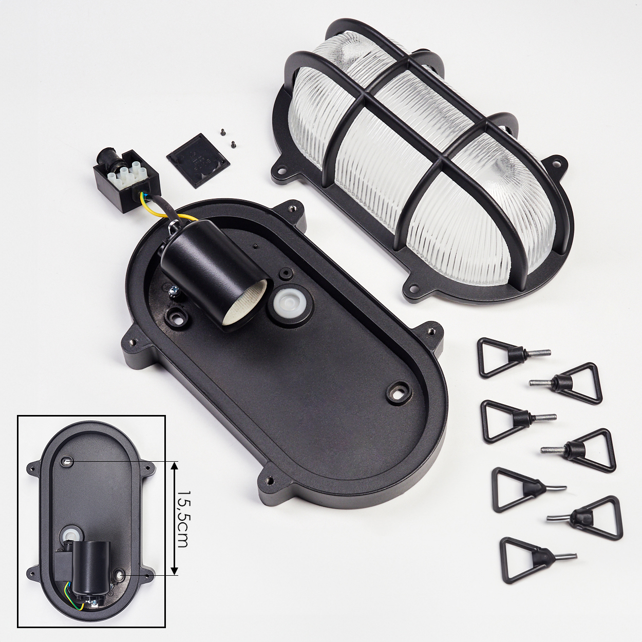 Teile einer schwarzen Außenleuchte: Sockel, Glasabdeckung, Kabel und Befestigungsschrauben.