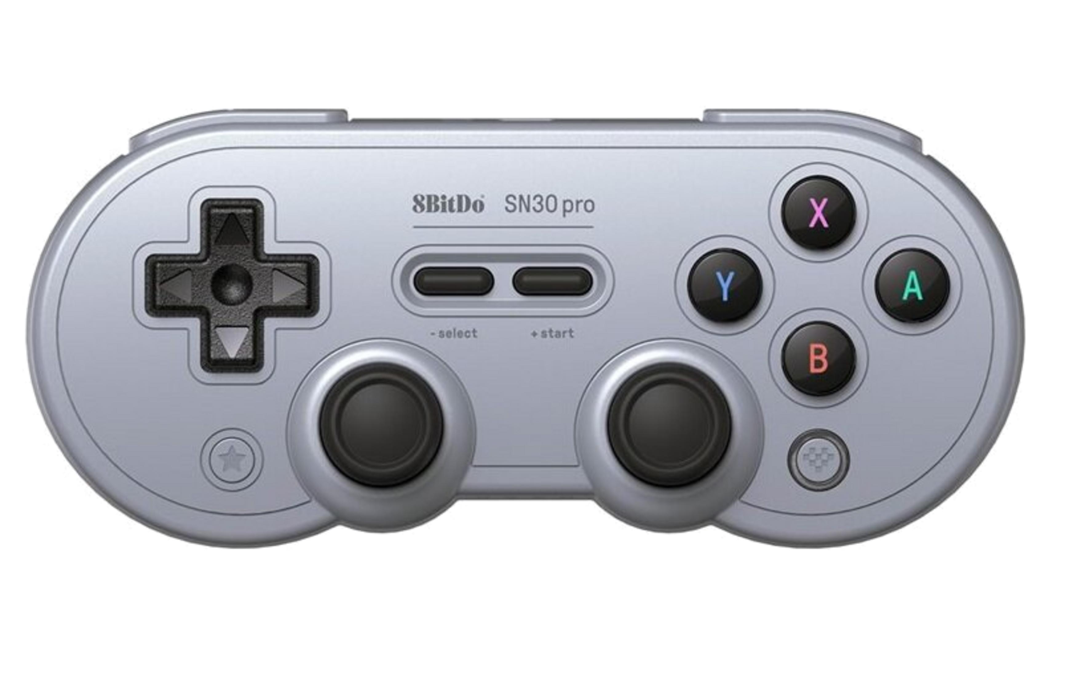 Un controller 8BitDo SN30 Pro argentato con pulsanti e joystick neri.