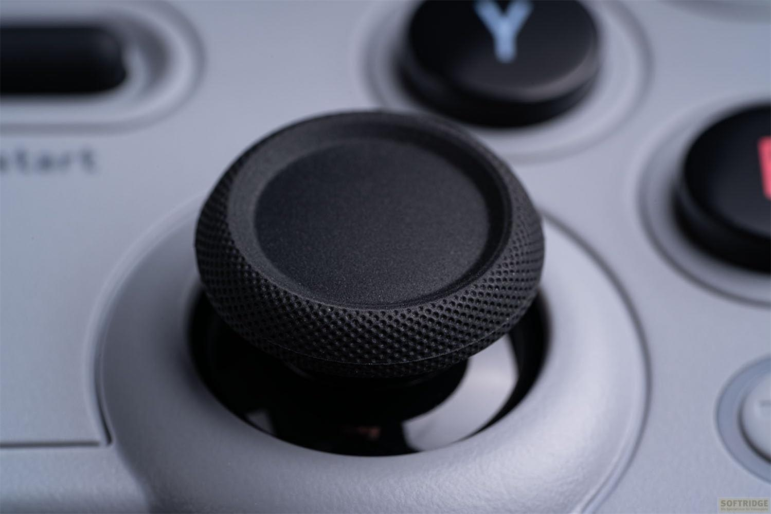 Controller di gioco grigio con joystick nero e pulsanti Y e A.