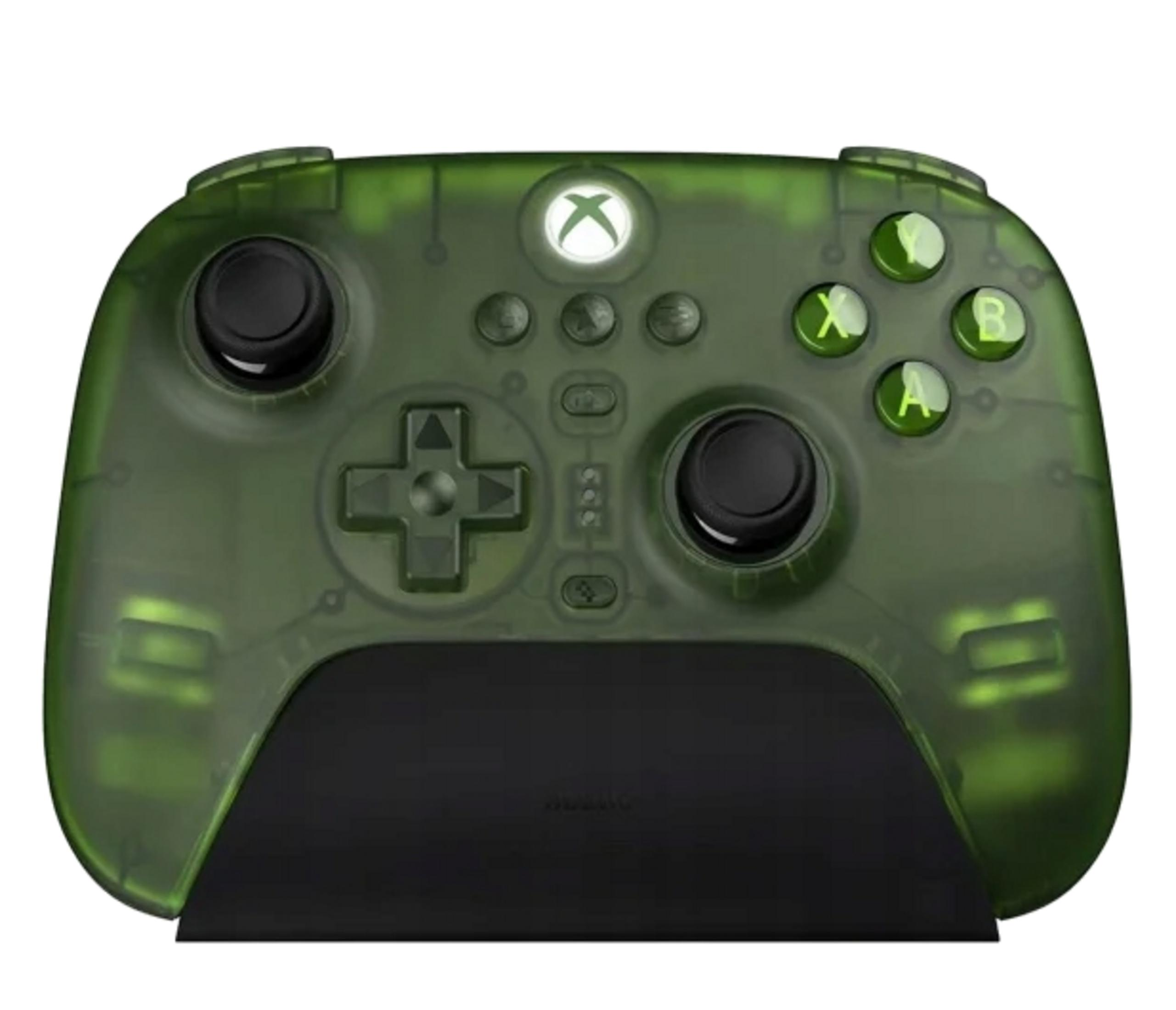 Un controller Xbox verde traslucido con pulsanti neri e logo Xbox luminoso.