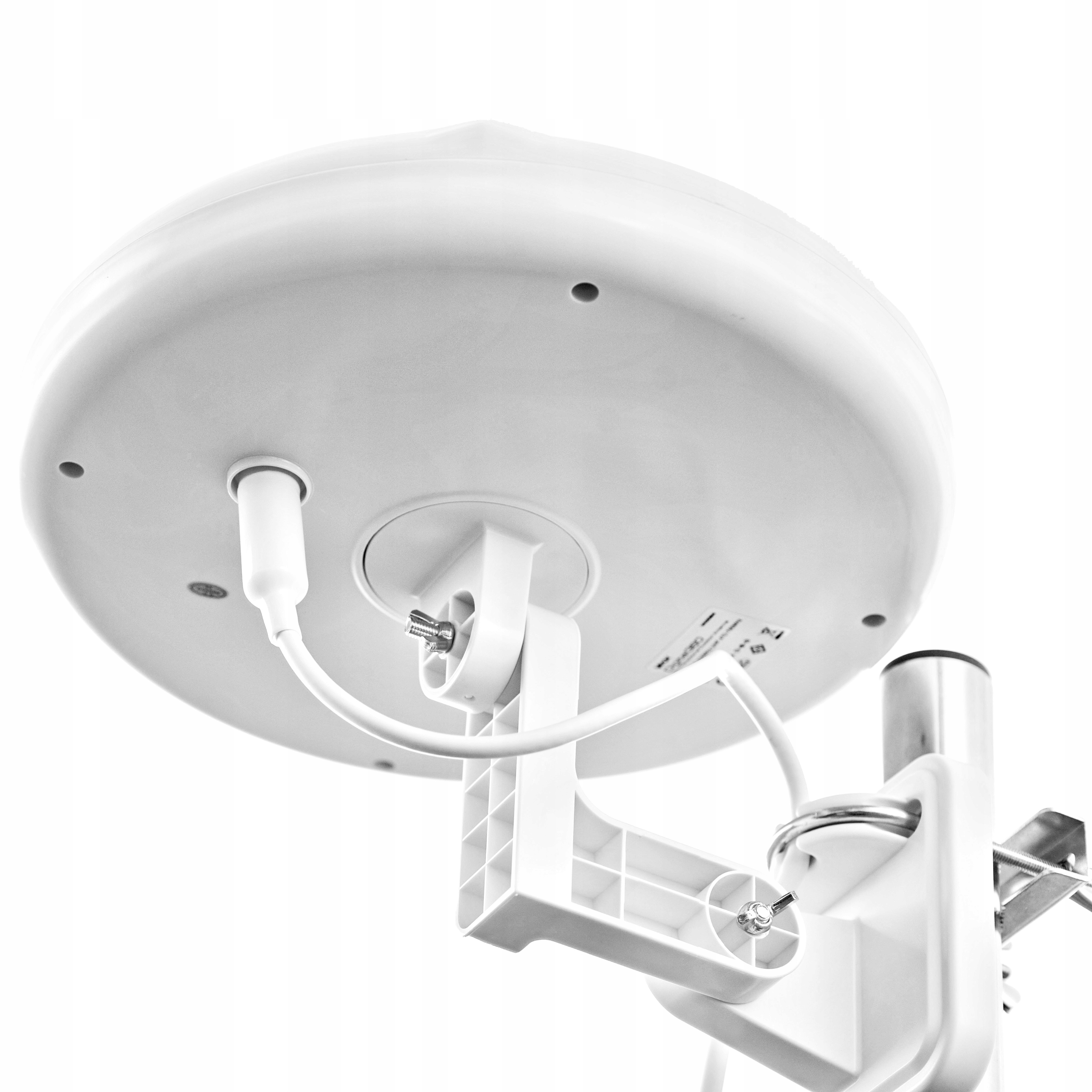 Biała antena z uchwytem i kablami, zbliżenie.