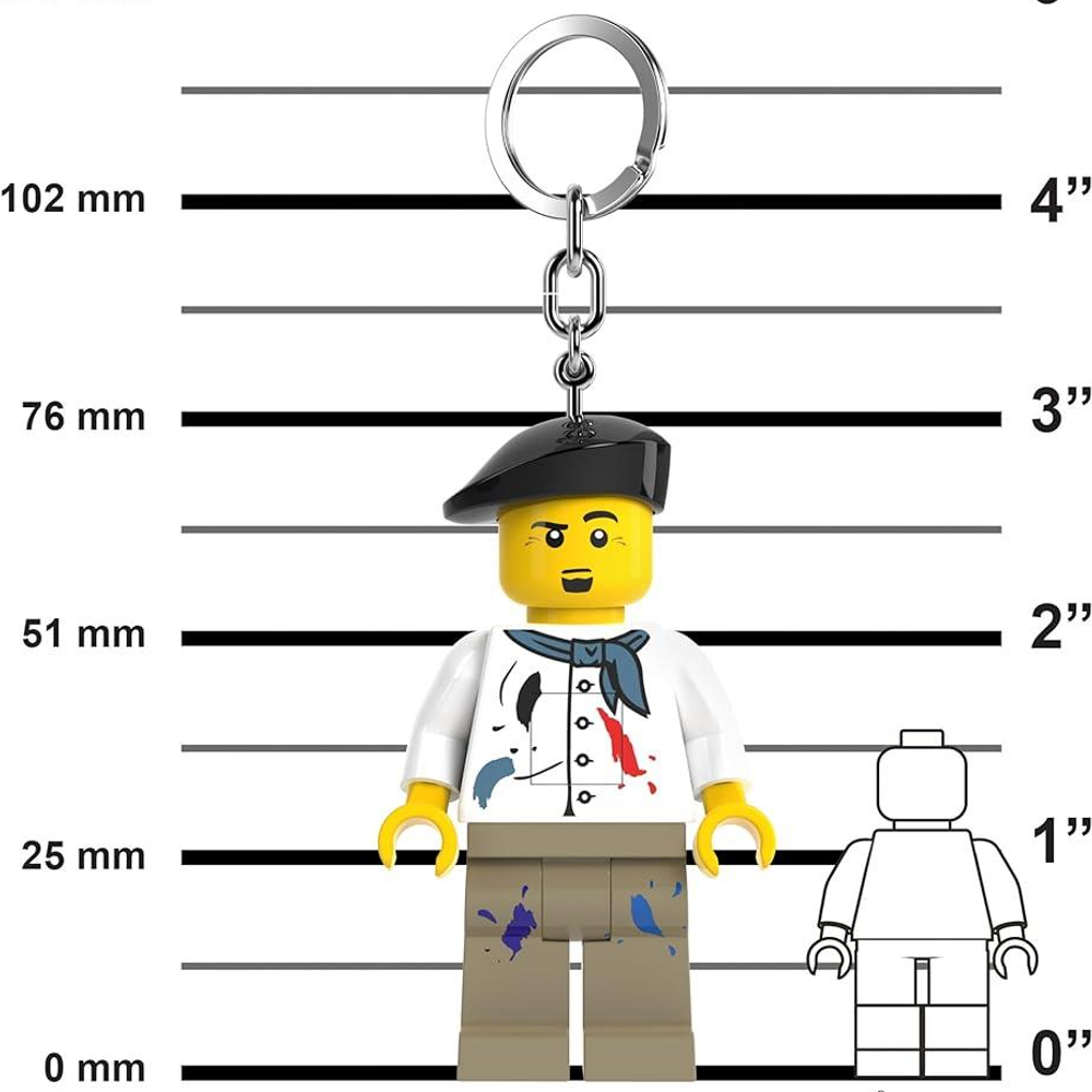 Lego sanatçı anahtarlığı, beyaz gömlekte boya sıçramaları ve haki pantolon.