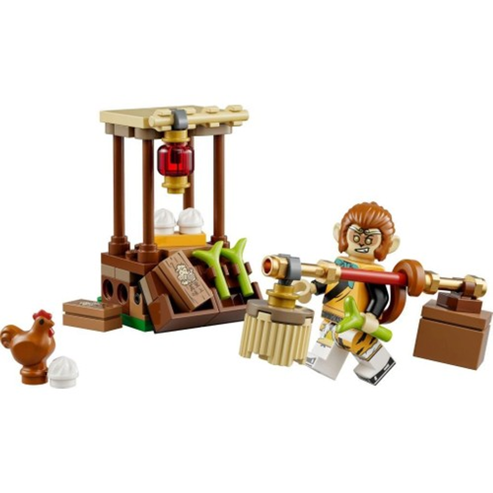 Asasıyla bir Lego maymunu, bir tavuk ve fenerli bir yapının yanında duruyor.