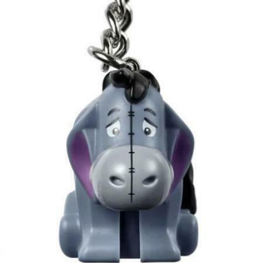 Üzgün ifadeli gri Eeyore anahtarlık ve mor iç kulakları bulunur.