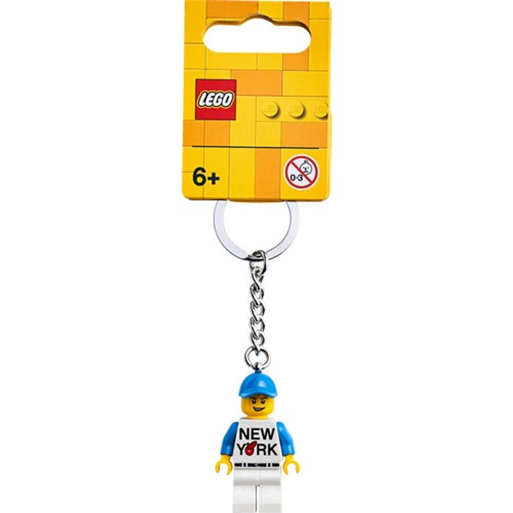 New York tişörtlü bir figürün yer aldığı Lego anahtarlığı.