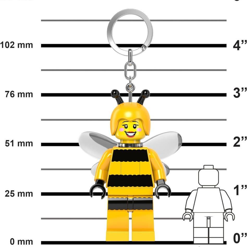 Ölçü ölçeğine karşı sergilenen Lego arı anahtarlığı.