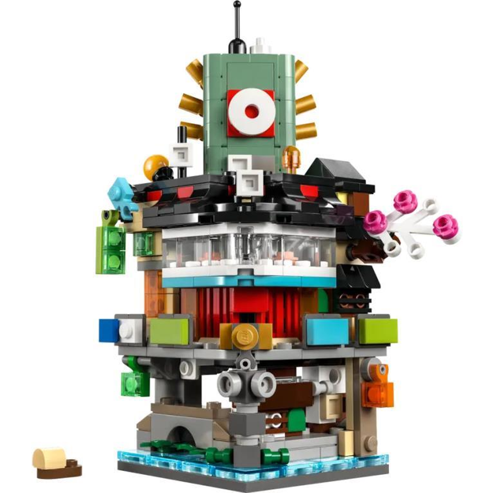 Una colorata torre Lego con un cerchio rosso su sfondo verde.