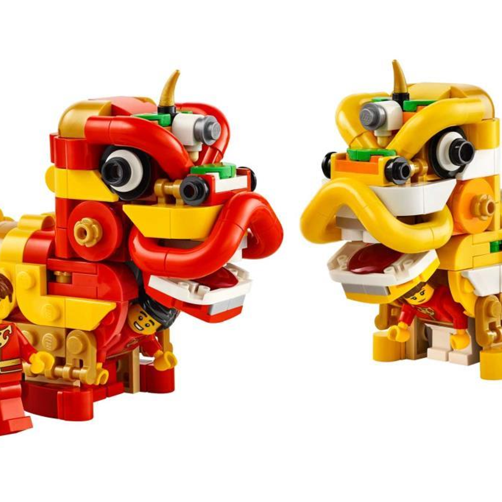 Due figure di leoni Lego colorati con la bocca aperta, rossi e gialli.