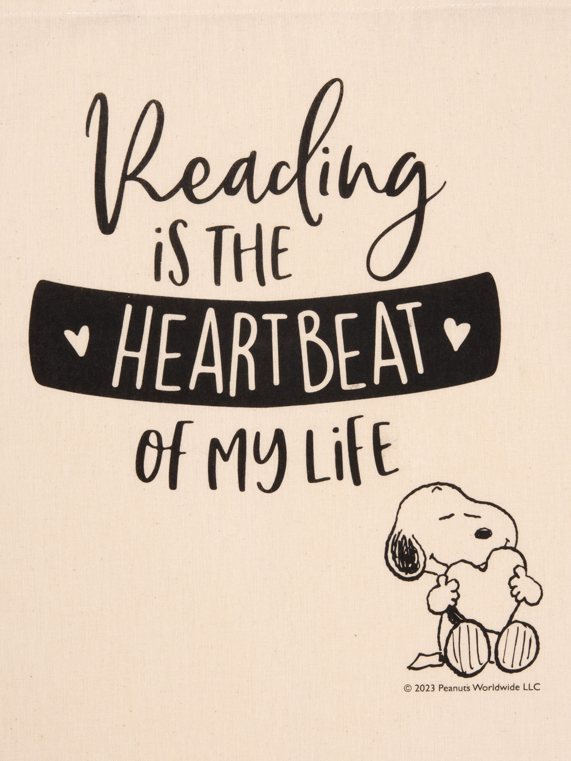 Snoopy hält ein Herz. "Lesen ist der Herzschlag meines Lebens."