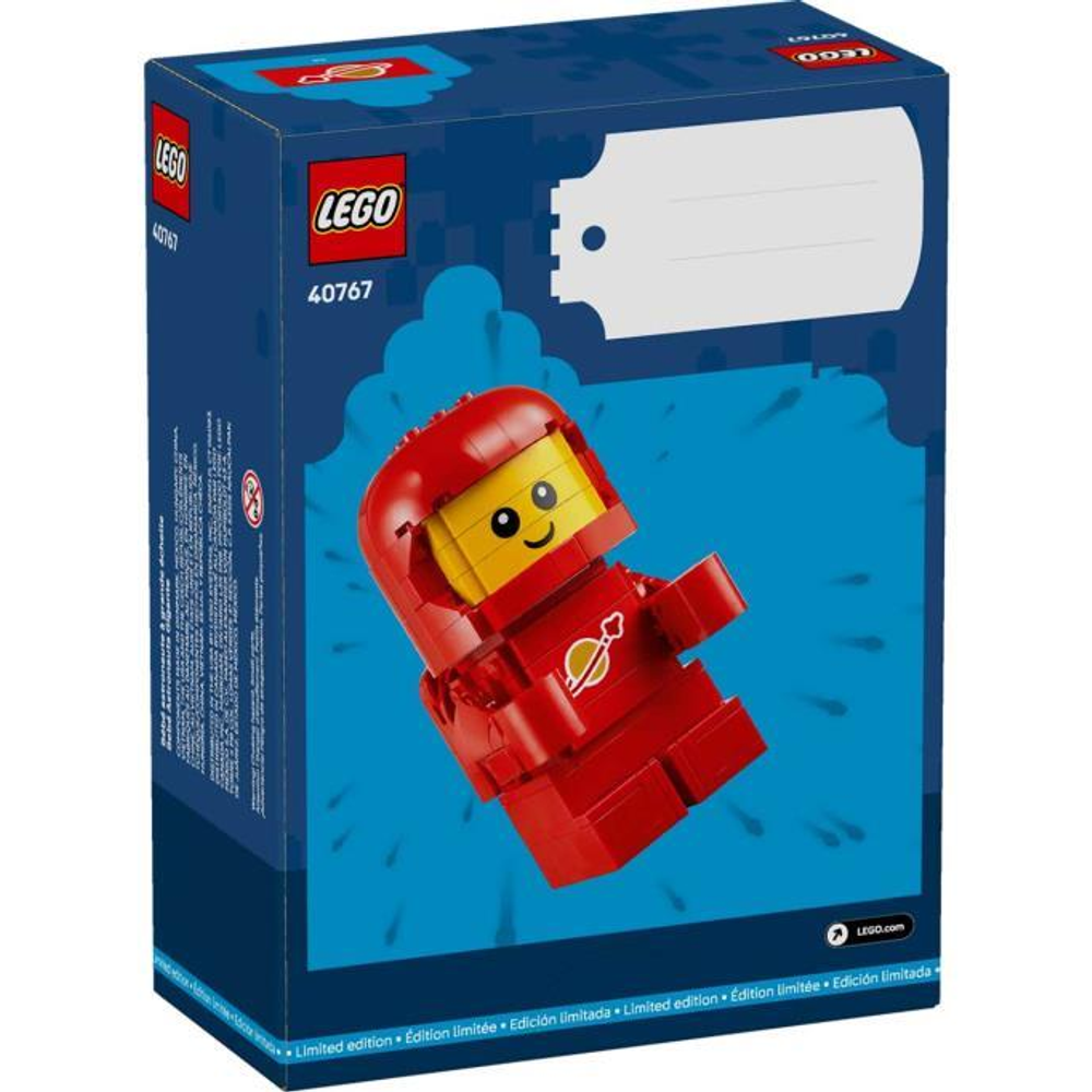 Scatola LEGO con figura di astronauta rossa e etichetta bianca. Testo: LEGO 40767.