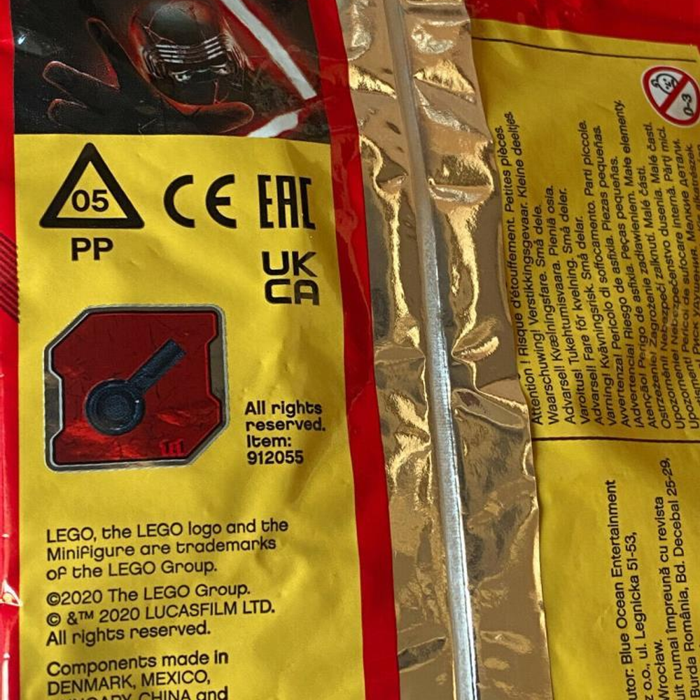 Uyarı sembolleri, CE ve UKCA işaretleri, ürün no 912055 içeren kırmızı LEGO çantası.