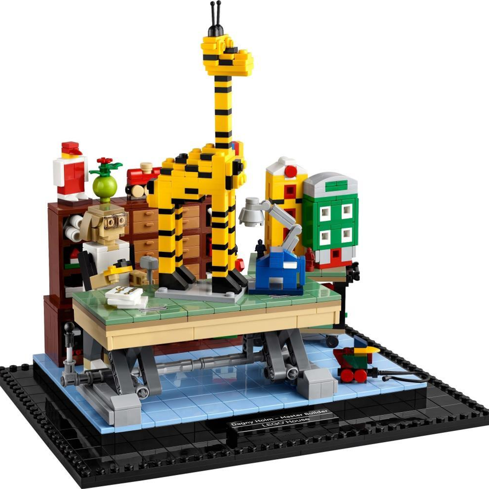 Zürafa, binalar ve masa içeren bir Lego stüdyo modeli.