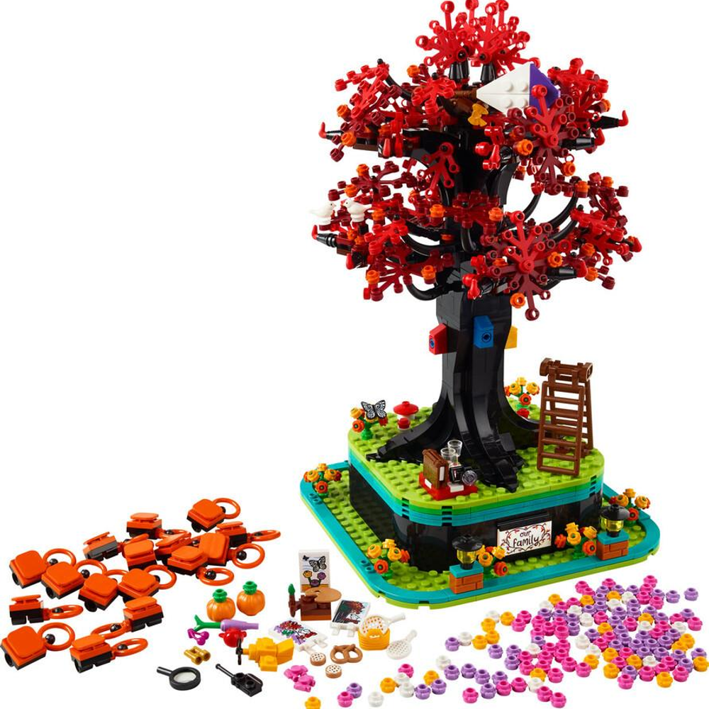 Een Lego herfstboom met rode bladeren, vogelhuisjes en accessoires.