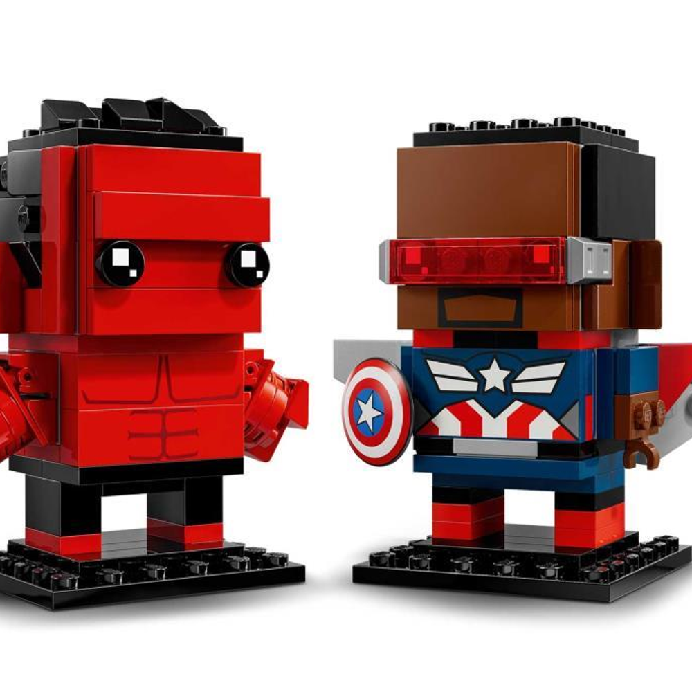 Yan yana duran iki Lego figürü. Solda kırmızı Hulk, sağda Kaptan Amerika.
