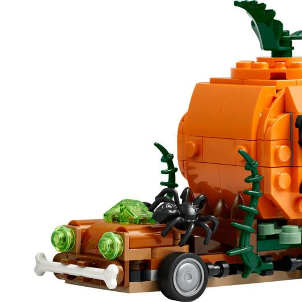 Balkabağı ve örümcekli Lego araba. Kemik tampon, yeşil ışıklar.