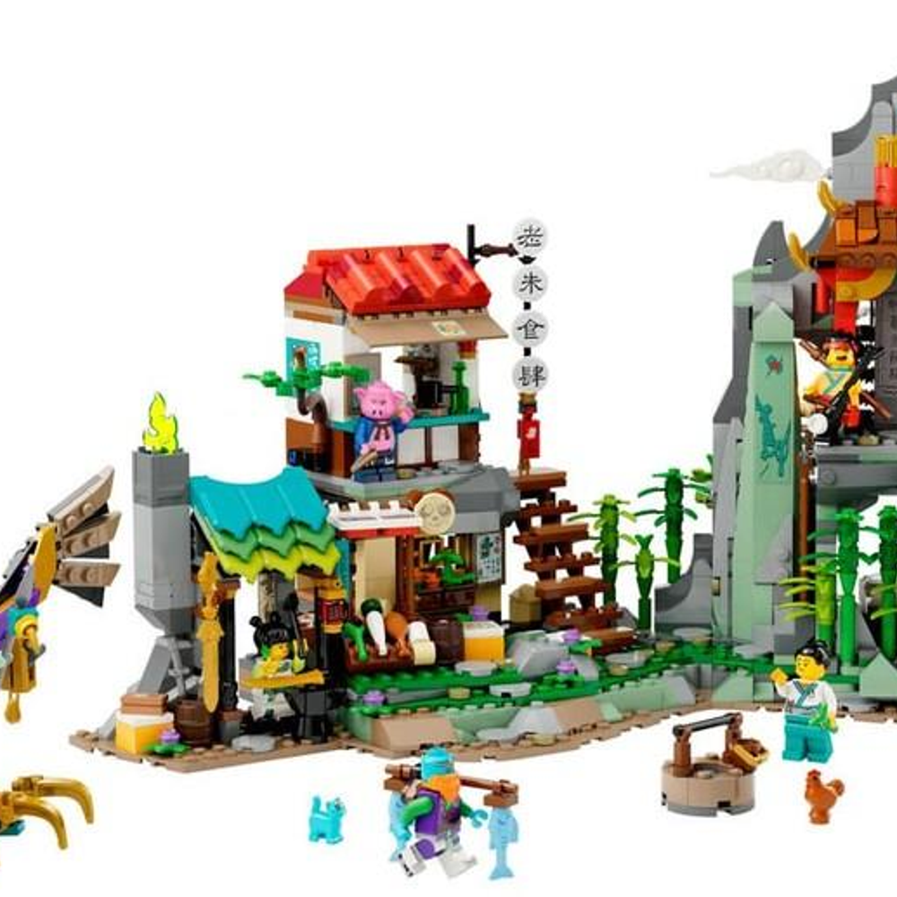 Bina, figürler ve dağlık manzara içeren detaylı bir Lego seti.