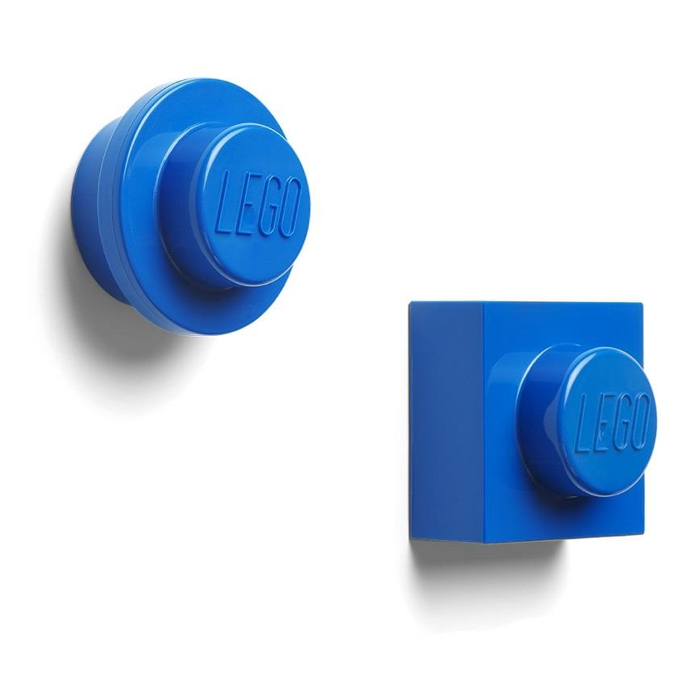 Due mattoncini LEGO blu su sfondo bianco.