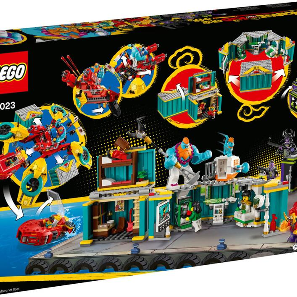 Bir iskele üzerinde figürler, araçlar ve binalar içeren Lego Ninjago seti.