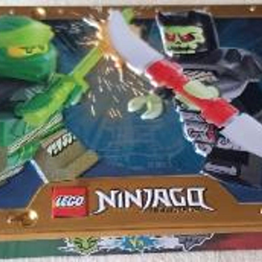 İki Ninjago figürü parlayan silahlarla savaşıyor. Kıvılcımlar uçuşuyor.