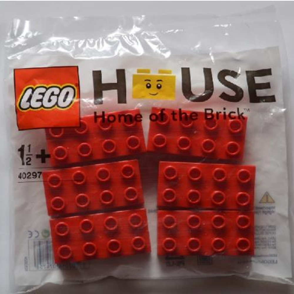Üzerinde "LEGO HOUSE" yazan kırmızı Lego tuğlaları torbası.
