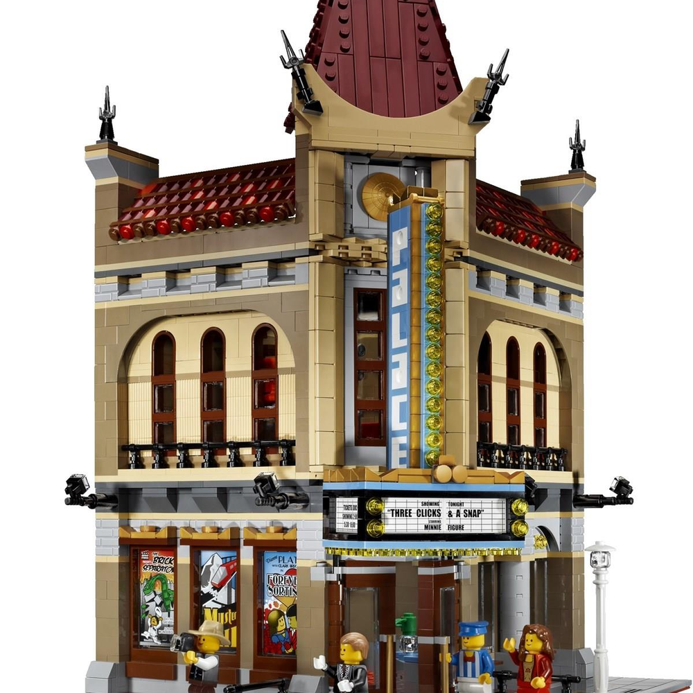 Un cinéma Lego avec façade détaillée, enseignes et figurines.