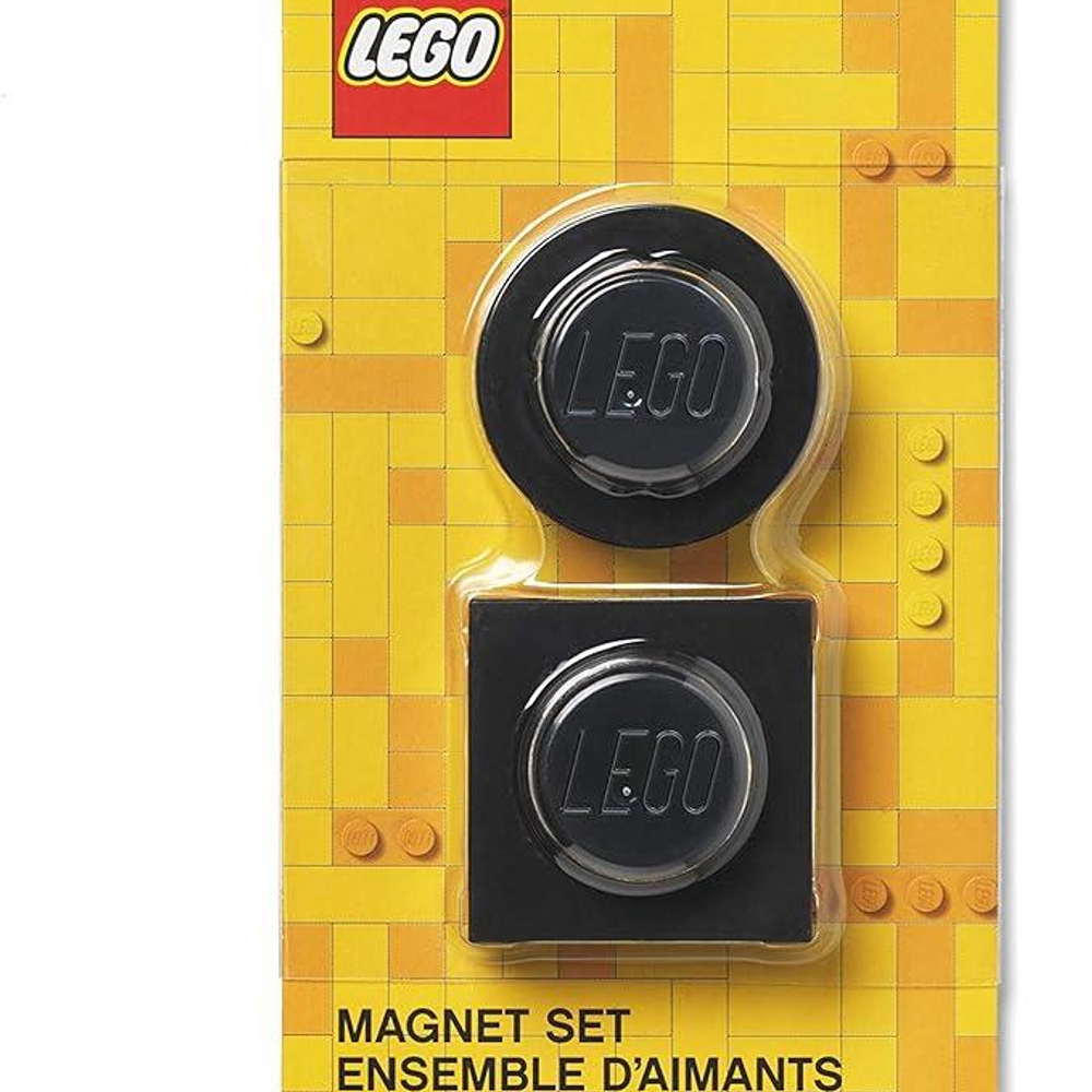 Confezione con due magneti Lego neri su sfondo giallo.