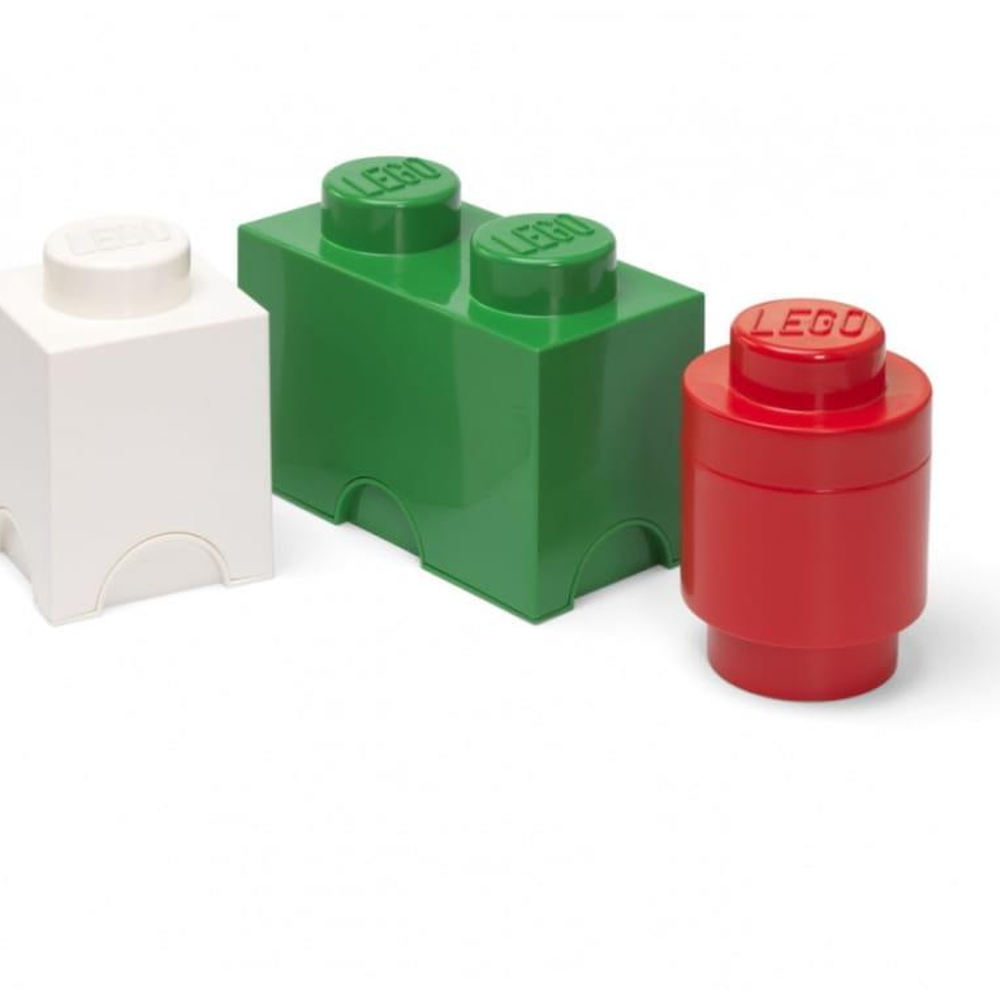 Yan yana duran beyaz, yeşil ve kırmızı Lego tuğla.