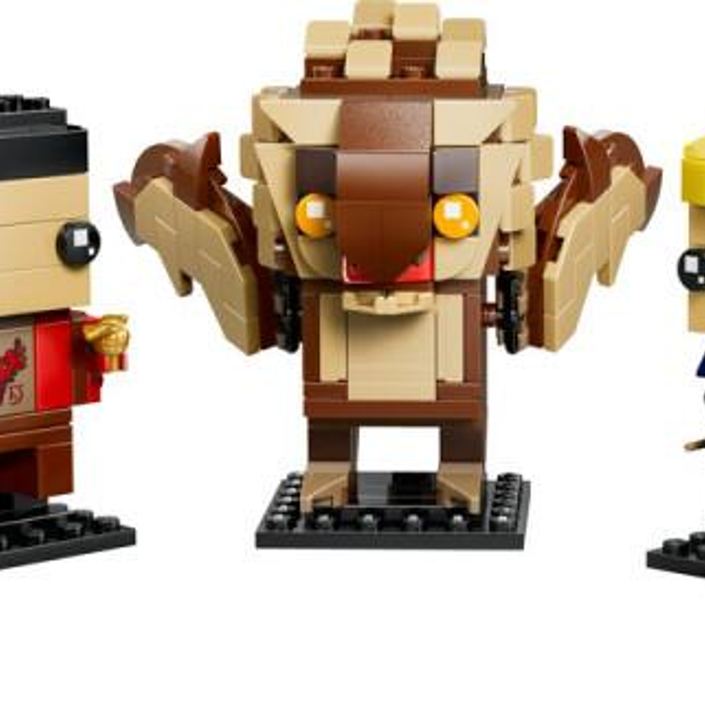 Üç Lego figürü: biri siyah saçlı, biri aslan figürü, biri sarı saçlı.