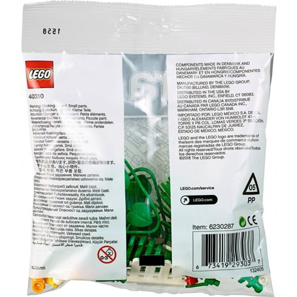 Şeffaf poşette yeşil ve beyaz LEGO parçaları.