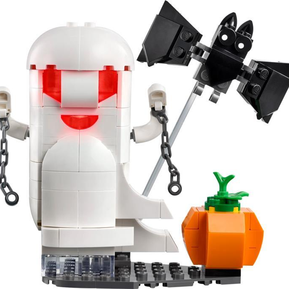 Un fantasma Lego con occhi rossi, ascia pipistrello e zucca.