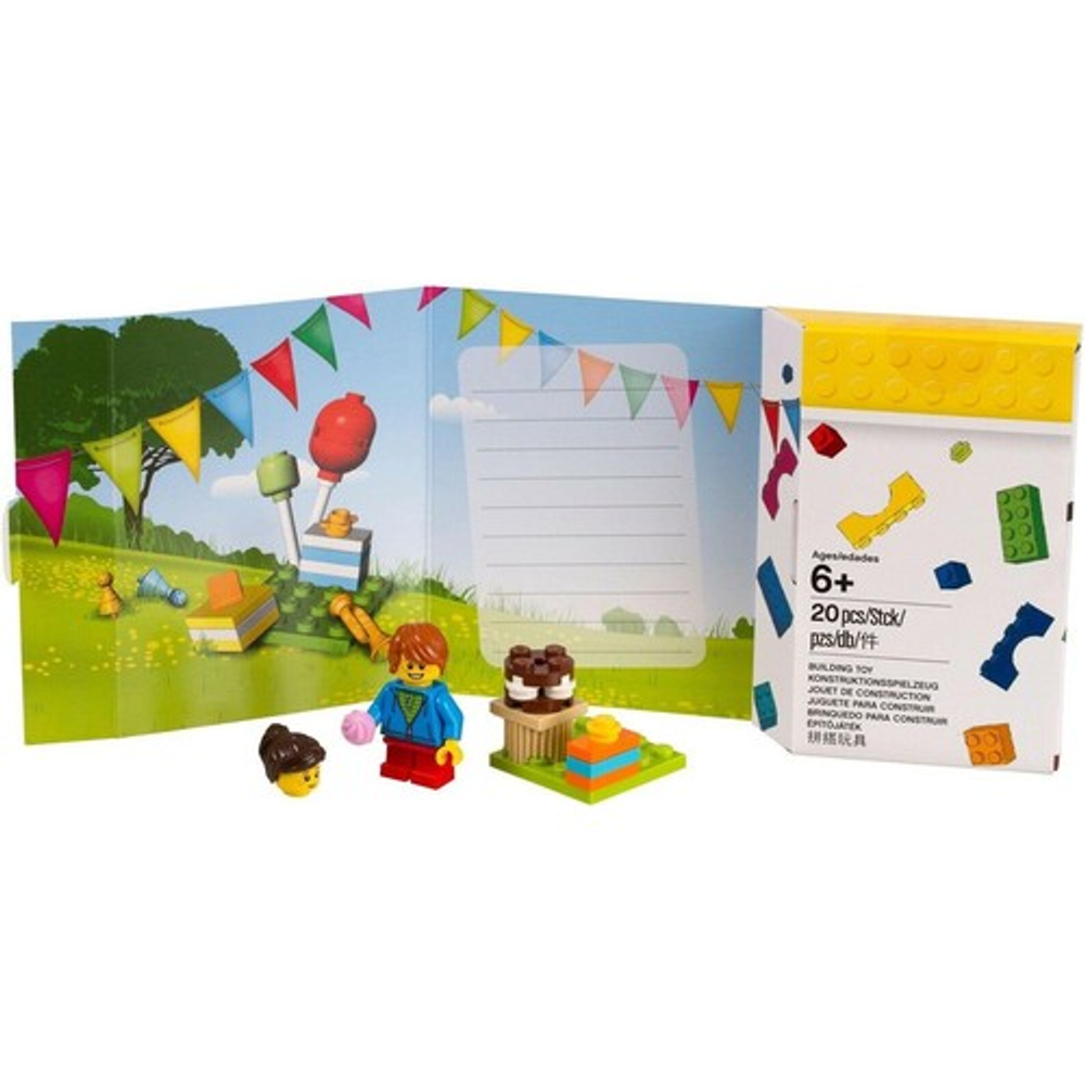 Figürler, pasta ve parti çelenkleri olan Lego oyuncak seti katlanır kutuda.