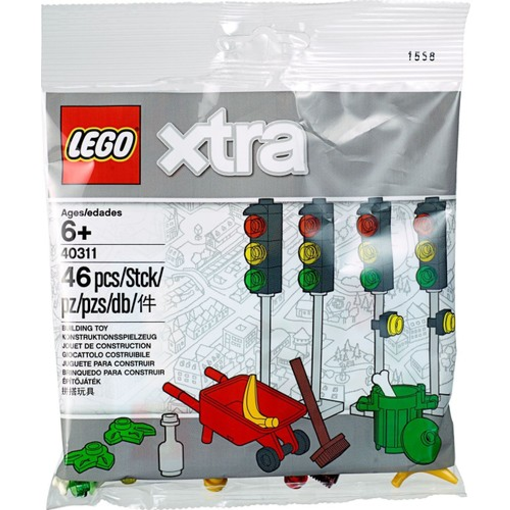 Trafik ışıkları, el arabası, süpürge ve çöp kutusu içeren LEGO oyuncakları paketi.