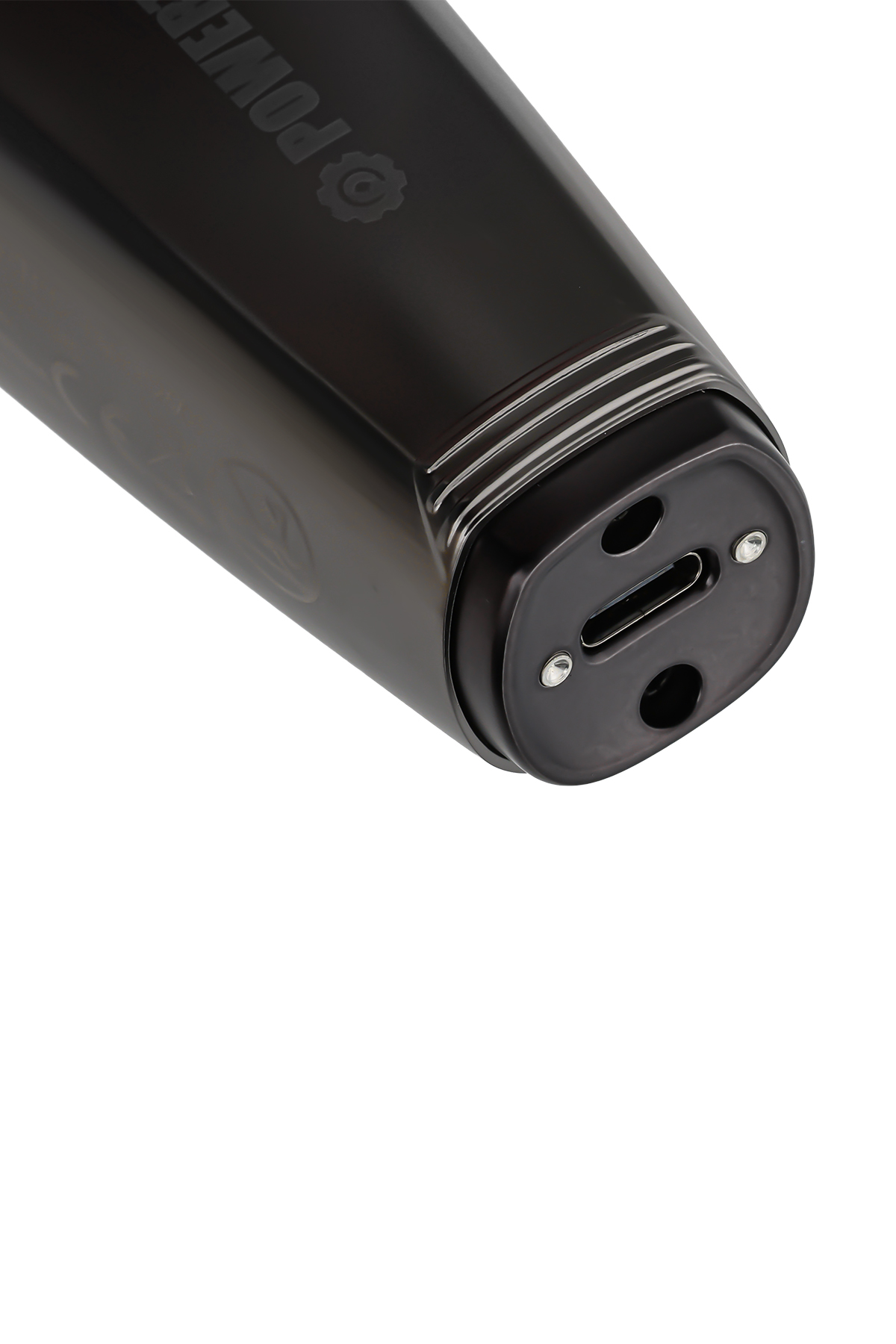 USB-C bağlantı noktası ve havalandırma delikleri olan siyah cihazın yakın çekimi.