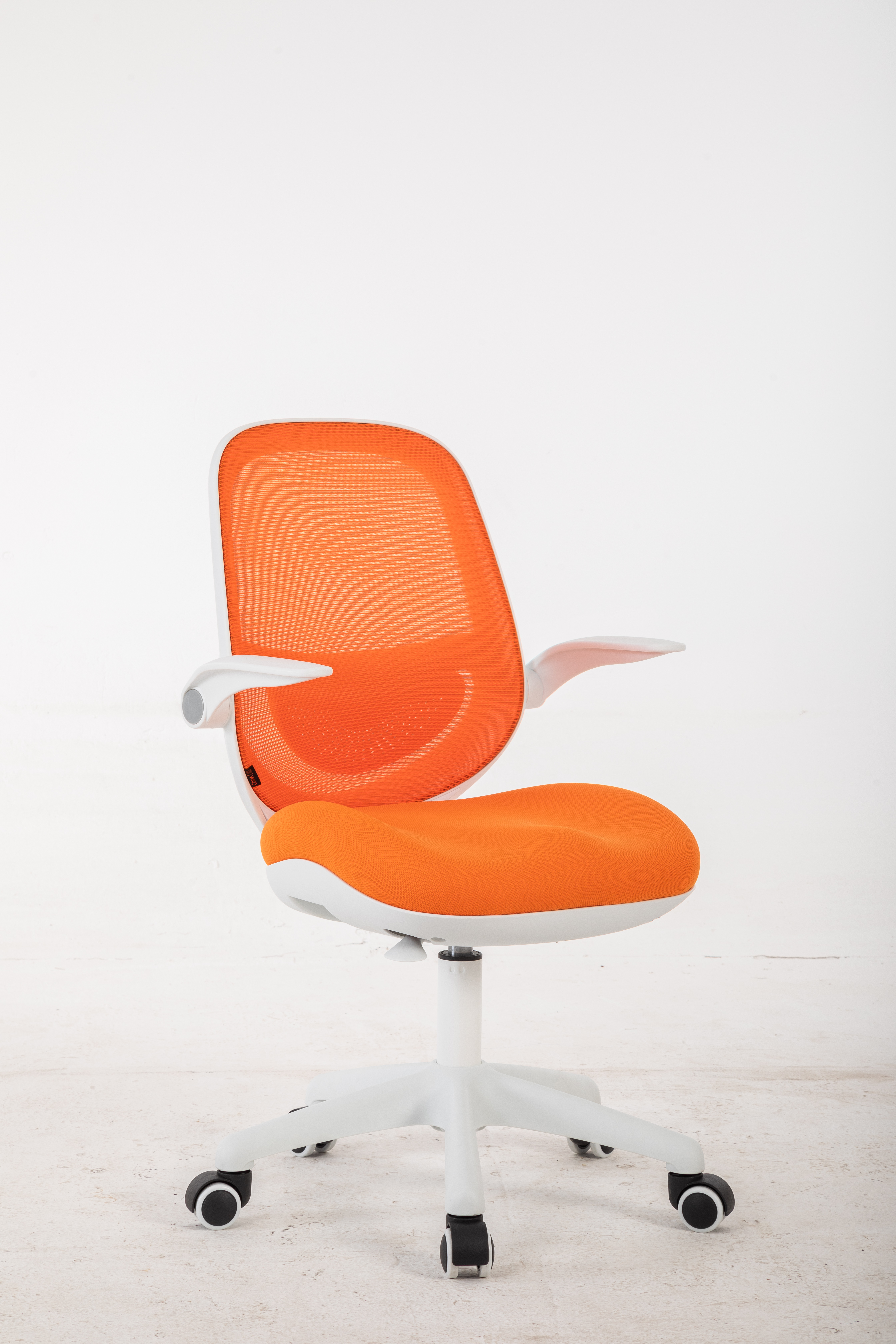 Nowoczesne krzesło biurowe z pomarańczowym oparciem i siedziskiem z siatki.