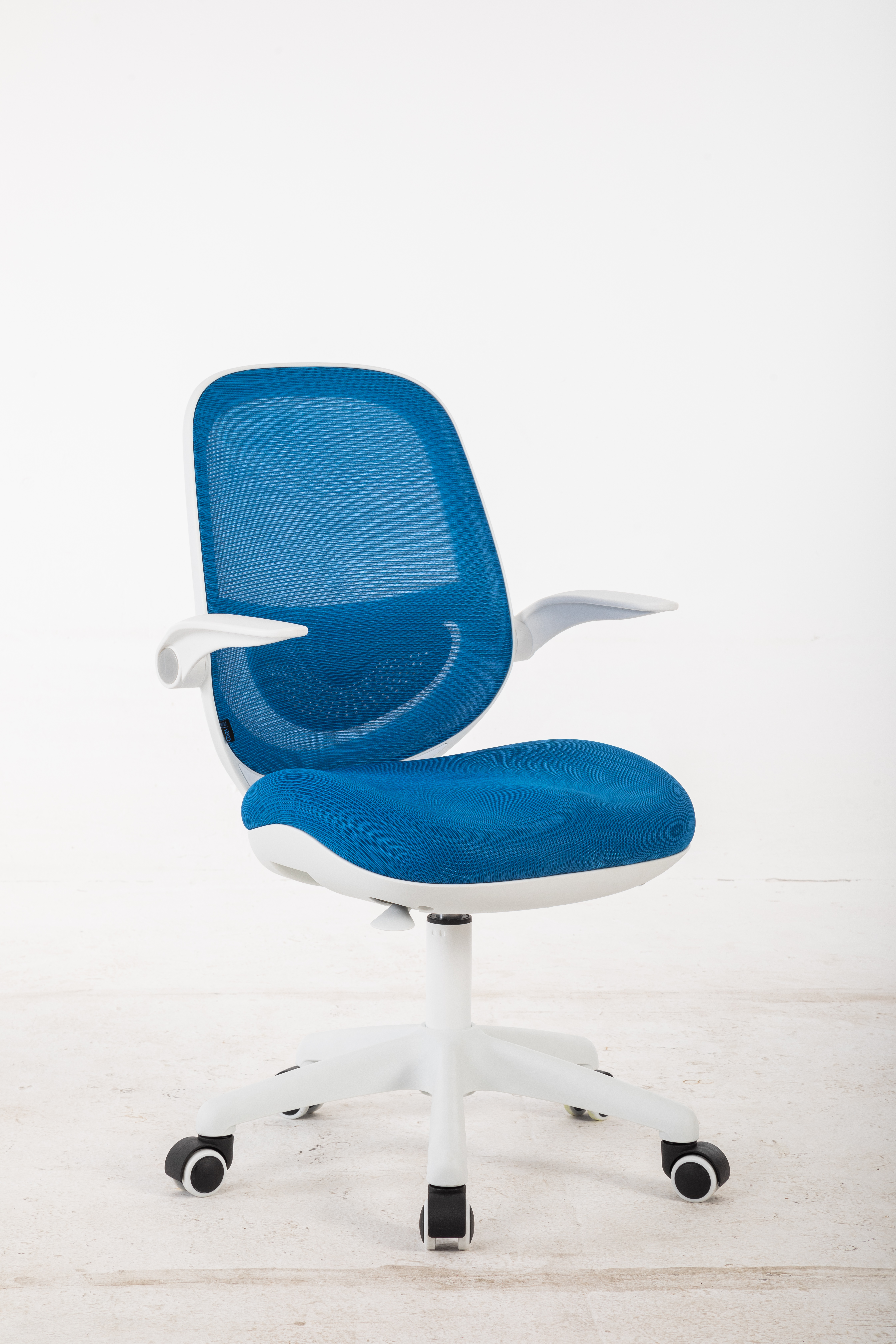 Niebieskie krzesło biurowe z białym stelażem i kółkami.