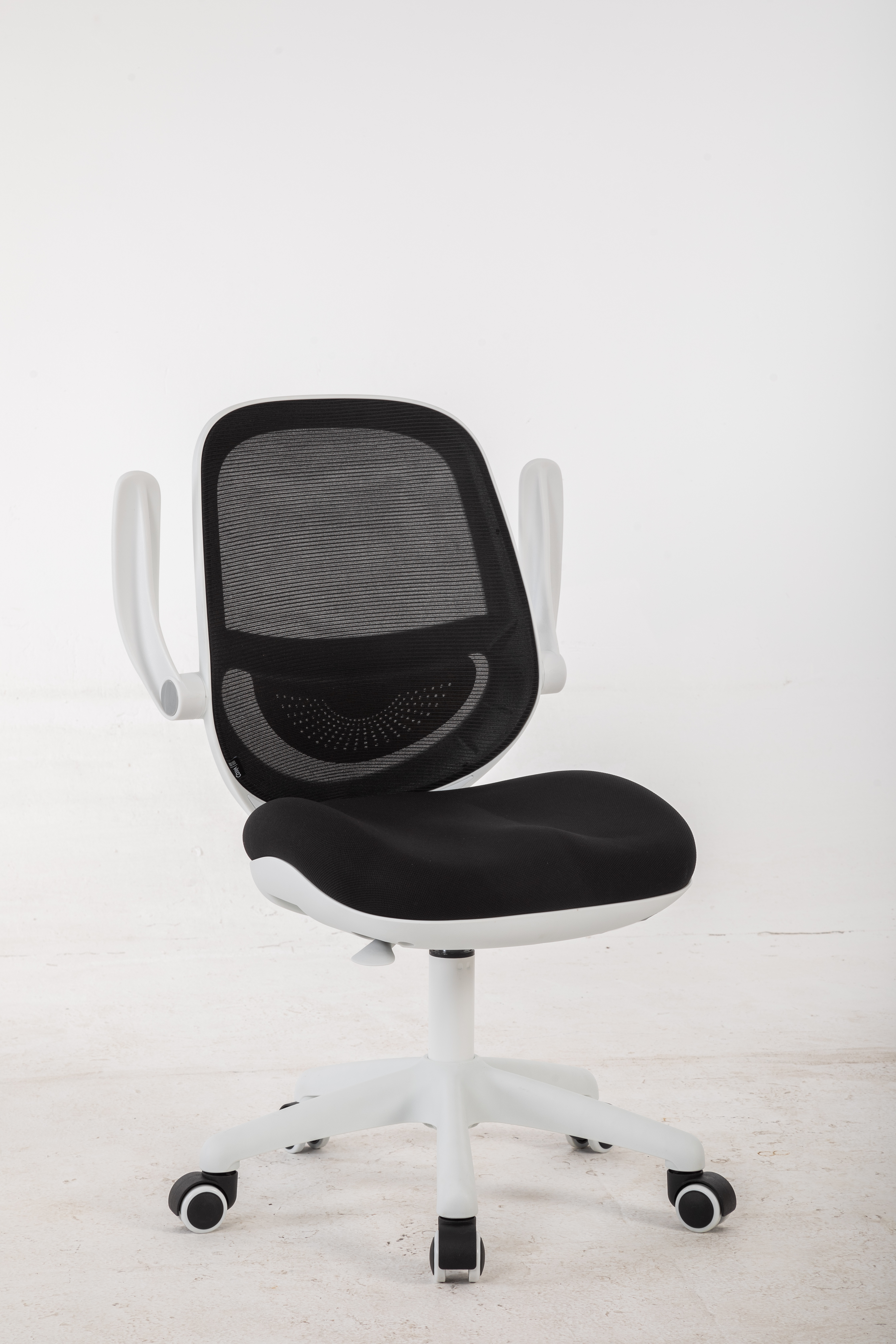 Czarny fotel biurowy z siatkowym oparciem i białymi podłokietnikami.